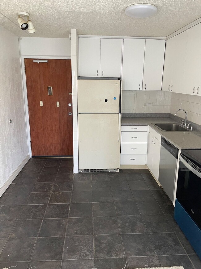 Building Photo - Clean 1 Bdrm, Central AC, ALL utilities included! Unit 404