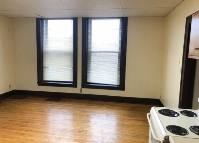 15 E Main St