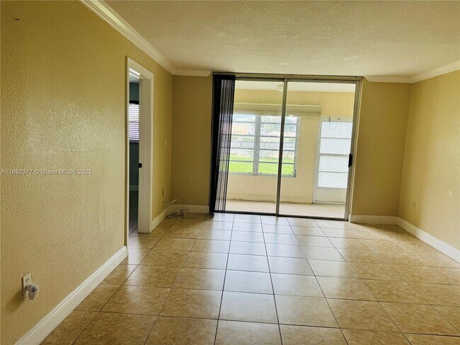 Photo - 8110 Sunrise Lakes Blvd Unidad 109