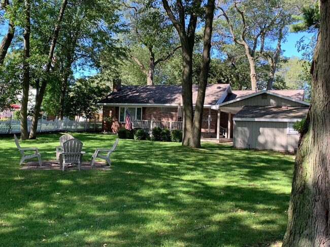 Fully furnished 2 bed home across from pub... - Fully furnished 2 bed home across from pub...
