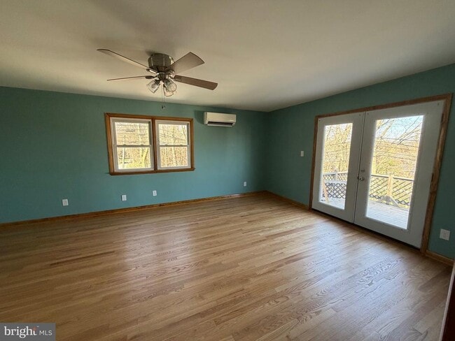 Building Photo - 18 N C and P Ln Unit B