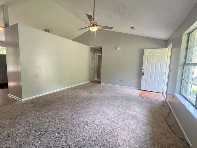 Photo - AVAILABLE APRIL [SMALL PETS ONLY] House