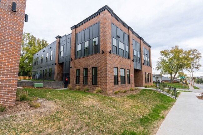 Building Photo - Forest Ave Townhomes