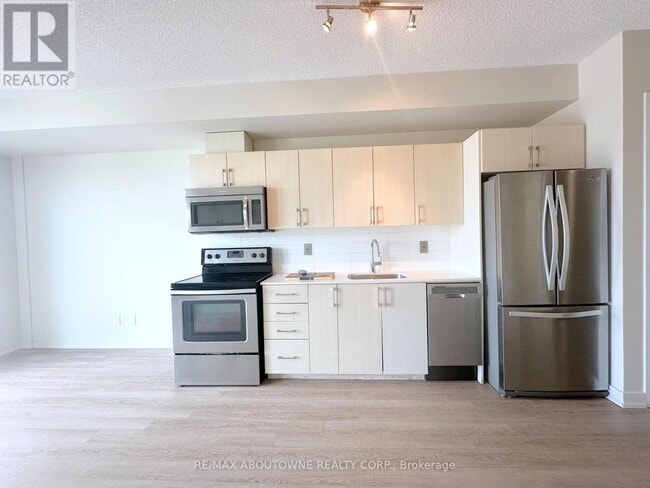 Photo - 763 Woodbine Ave
