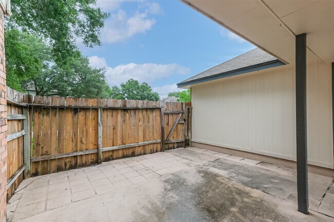 10218 Hedge Way Dr