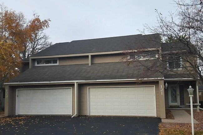 Building Photo - 121 Woodview Dr