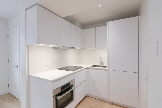 Building Photo - 25 Av des Pins O Unit 321