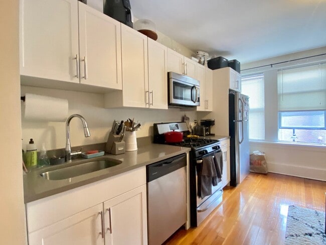 Nicely renovated 2 bed in Brookline. - Nicely renovated 2 bed in Brookline. House