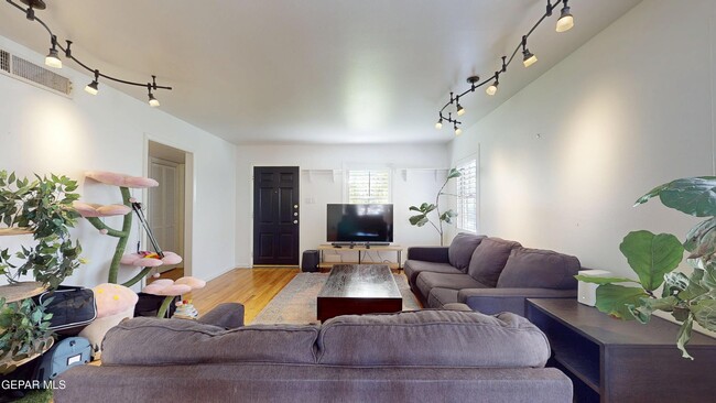 Photo - 1103 Madeline Dr