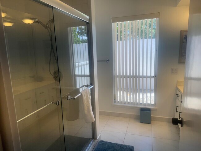 Photo - 17020 Bay St