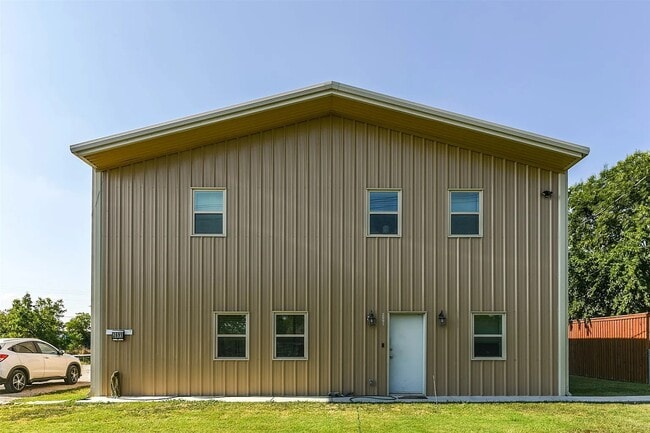 Building Photo - 2691 Blue Mound Rd W Rental