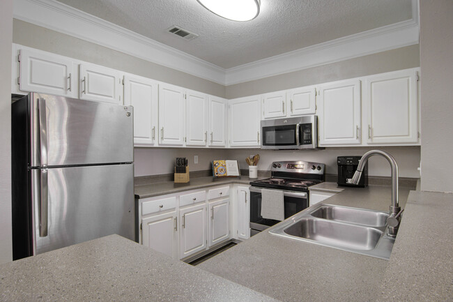 Cocina espaciosa - Preston Hills at Mill Creek Apartments