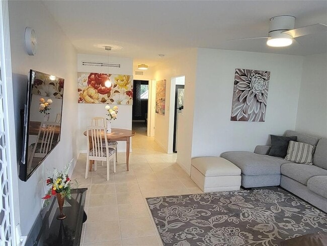 Building Photo - 2170 NE 51st Ct Unit B7