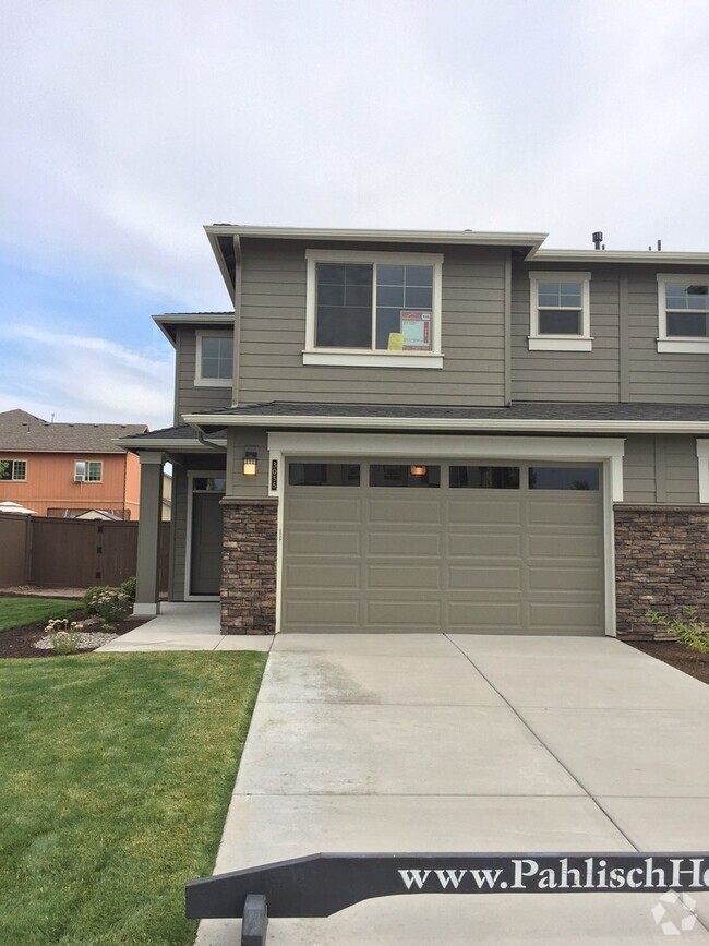 Building Photo - 3 Bed/2.5 Bath Townhome in the Deer Crossi...