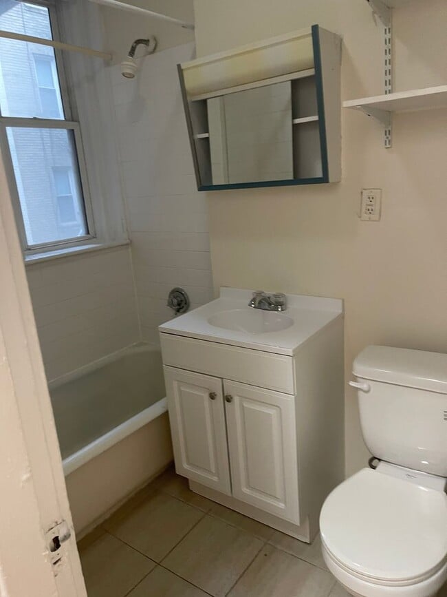 Photo - Renovated 1  bed , Sunny and Spacious, Utilities and laundry Inc Close to train 1 free Month