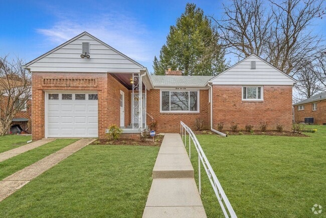 Building Photo - 3 Bed 2.5 Bathroom - Chevy Chase Rancher -... Rental