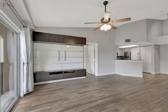 Photo - 600 Crestwood Ct N Unit 609