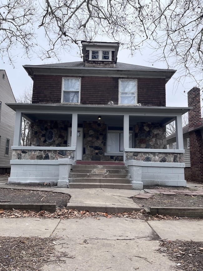 2138 N Linn St