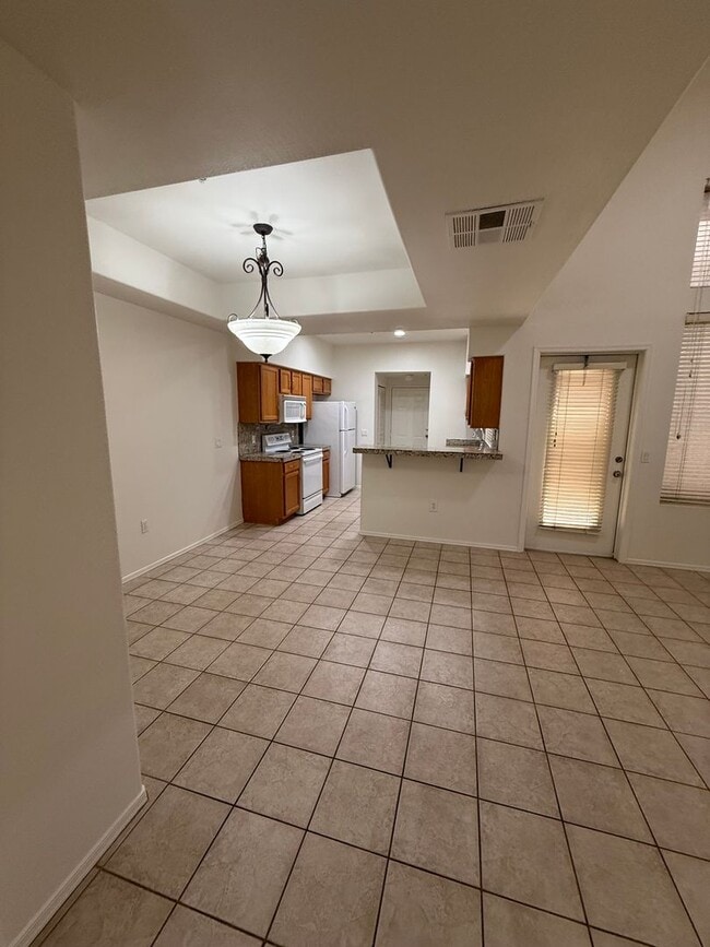 Building Photo - 3 Bedroom Townhouse with Garage, Gated Com...