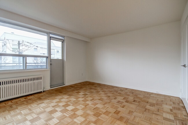 Photo - 1833 Bayview Ave