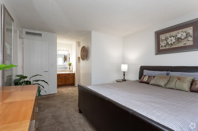2BR, 2BA - 967 SF