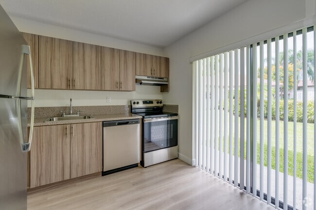 2BR, 2BA - 918SF - Kitchen