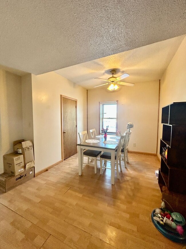Photo - AVAILABLE FEBRUARY 2 BED 1 BATH W/ Off streat parking !