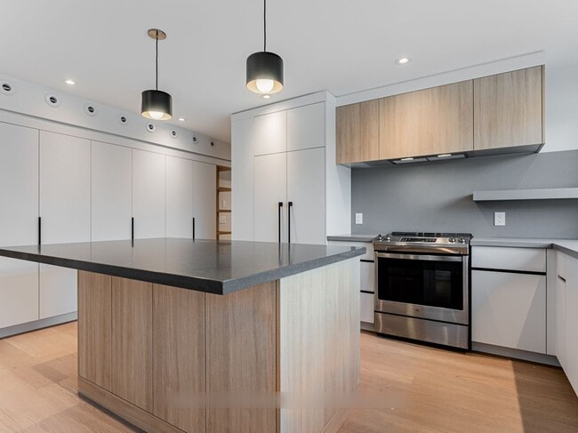 Photo - 157 Roslin Ave Unit Main