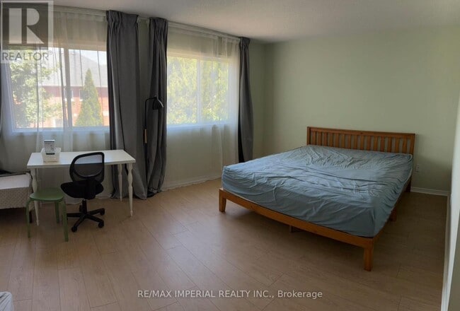 Photo - 453 Heddle Crescent