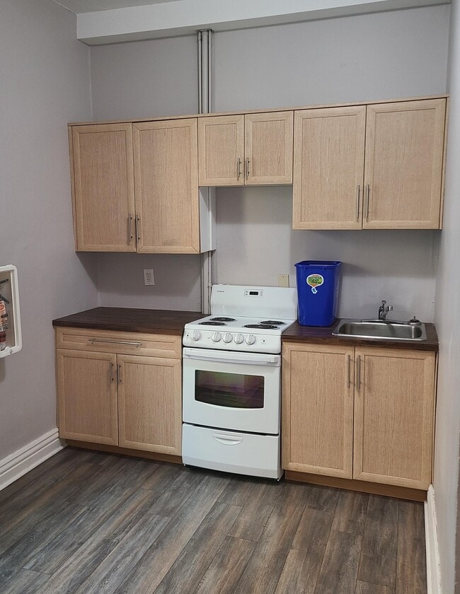 Building Photo - 146-146 River Ave Unit 4