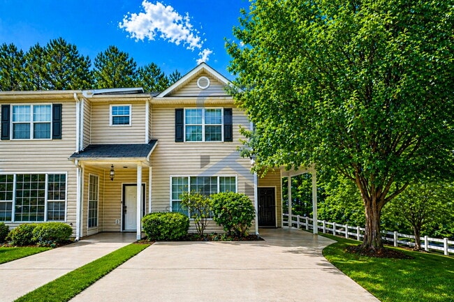 Building Photo - Feel at Home – 3BR/2.5BA with Easy Access to Local Amenities