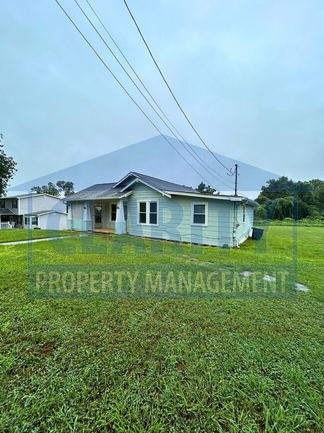 Building Photo - Three bedroom home in Chattanooga!