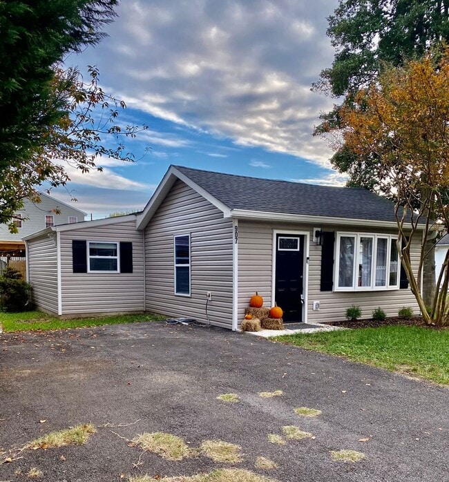 Charming 3 BR/2 BA Single-Family Home in P... - Charming 3 BR/2 BA Single-Family Home in P...