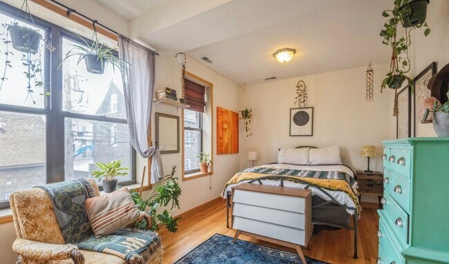 Photo - Bright 2 Bed 2 Bath in the Ukranian Village area Unidad 2