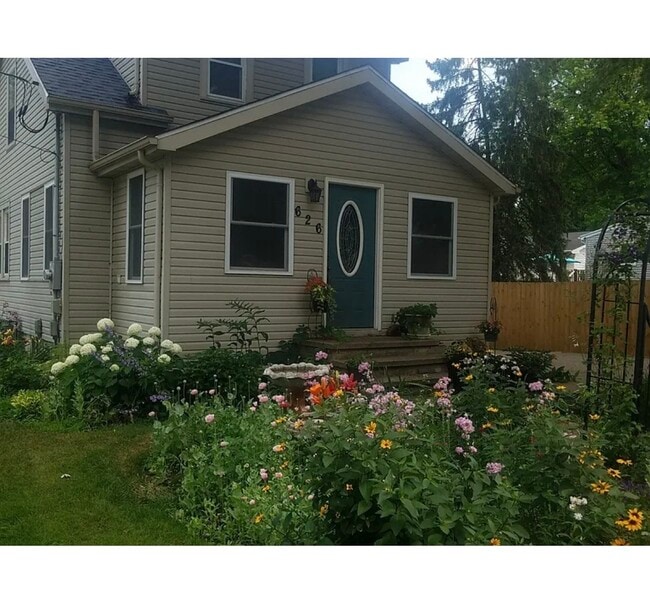 charming flowers and landscaping - 626 George St