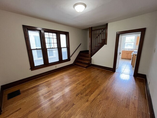 Building Photo - 431-433-433 E Tompkins St Unit 433