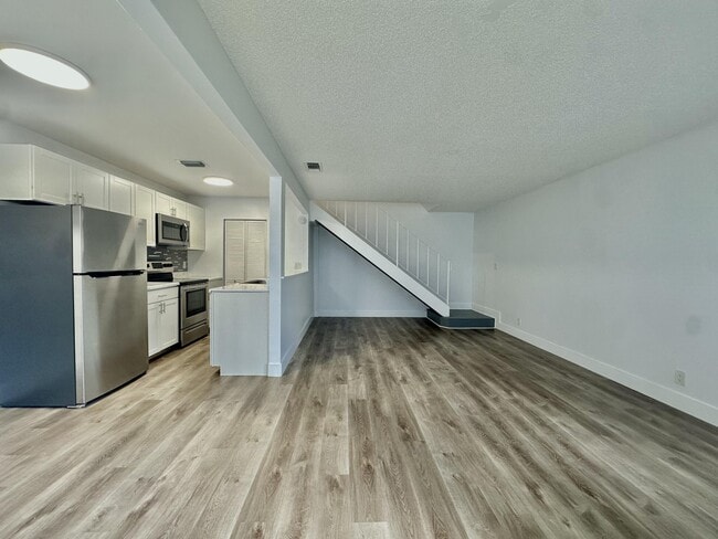 Building Photo - 801 Tiffany Dr S Unit 3
