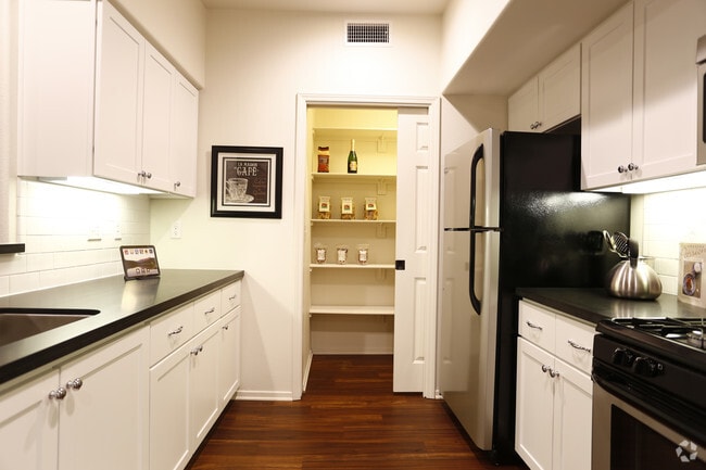2BR, 2BA-951 SF