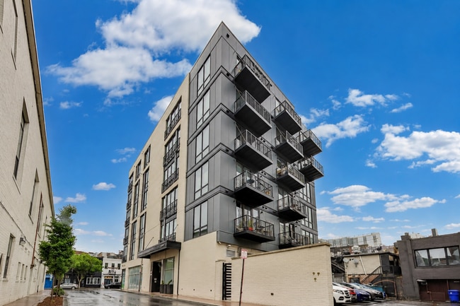 Building Photo - Top floor residence in elevator building with sweeping views. Unit #606