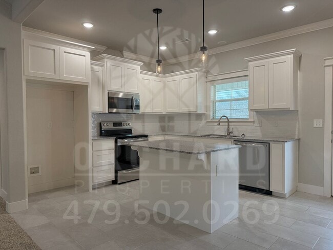 Building Photo - Single-Family Home- 2 Bed/2 Bath w/Hobby R...