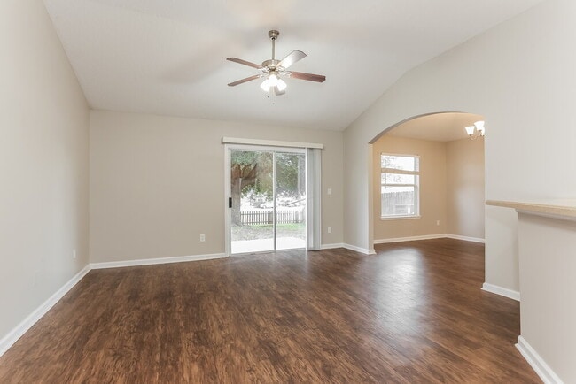 1841 Creekview Dr
