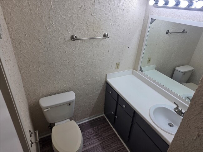 Building Photo - 3025 Walnut Bend Ln Unit 21