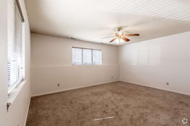 1BR, 1BA - 680SF - Living Room - Briarstone