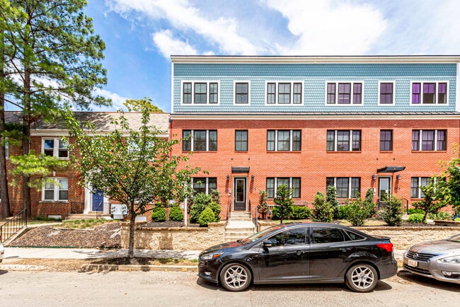 Building Photo - 2012 D St NE Unit APT 4