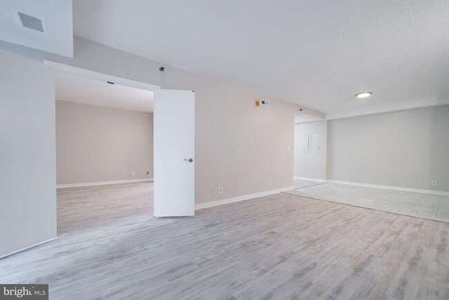 Building Photo - 5505 Seminary Rd Unit 103N