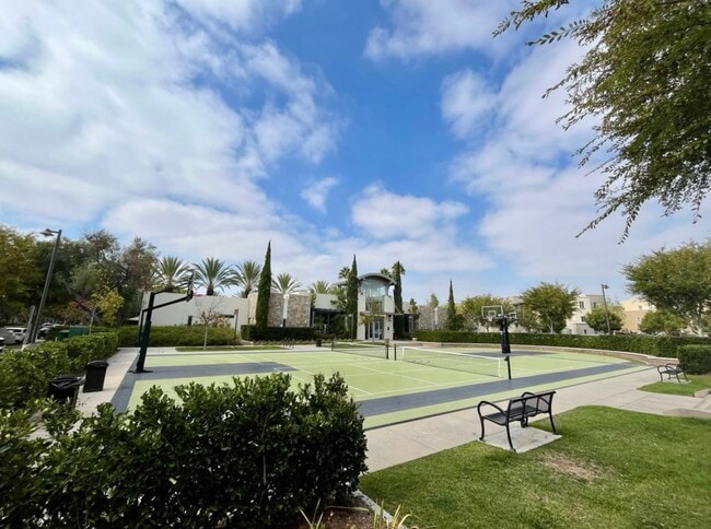 La cancha deportiva incluye baloncesto y pickle ball. - 5256 Pacific Ter