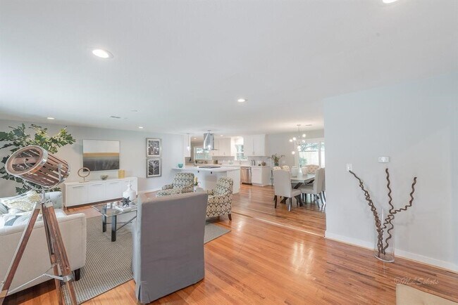 Photo - 10058 Larston St