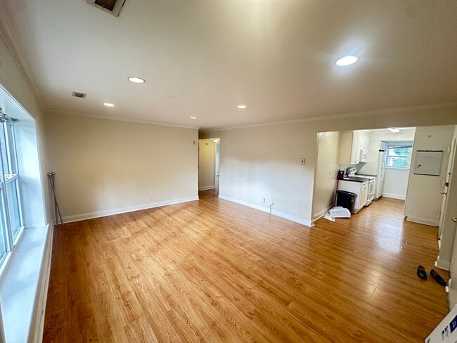 Building Photo - 140 Newton St Unit 5