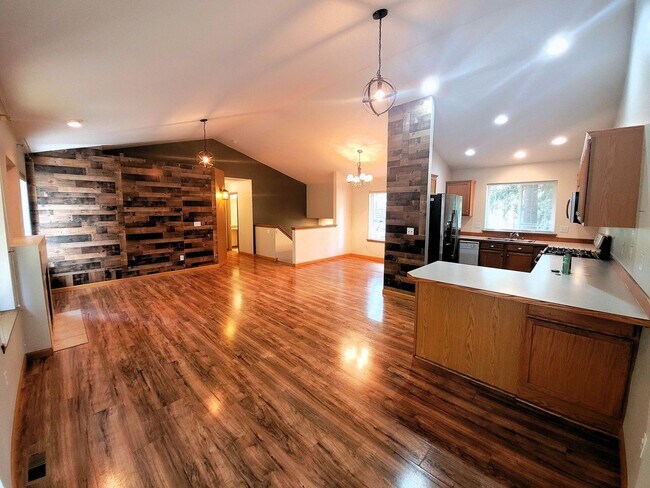 Photo - Spacious 3 Bedroom Home with Garage