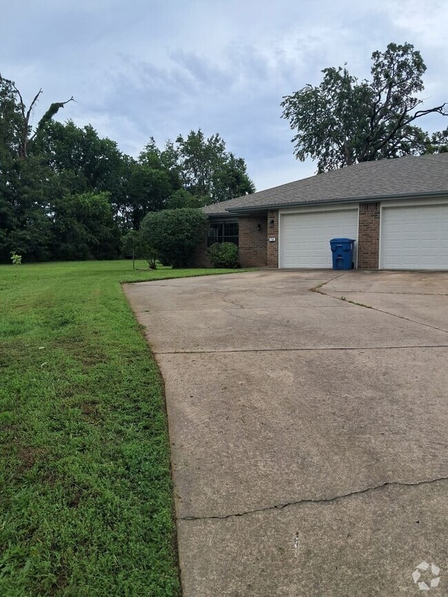 Building Photo - Welcome to this newly updated 2-bedroom, 2... Rental